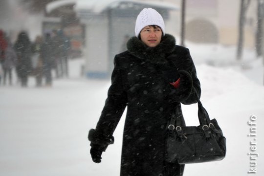 Фотоокна. 16 декабря 2012. Люди и метелица