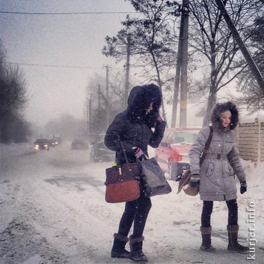 Фотоокна. 16 декабря 2012. Люди и метелица