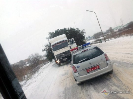 В Лиде перевозка елки создала большую пробку на ...