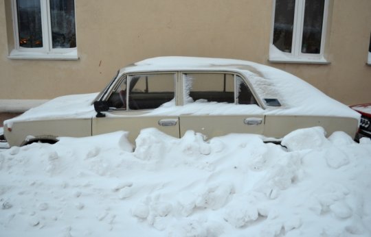 В снежной западне – небольшой фотосюжет с городских улиц