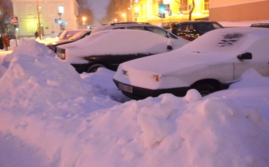 В снежной западне – небольшой фотосюжет с городских улиц