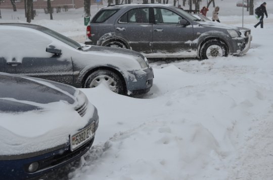 В снежной западне – небольшой фотосюжет с городских улиц