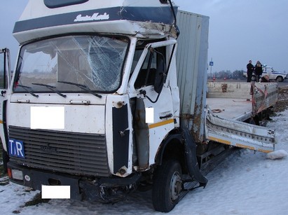 Возле Аульса “МАЗ” выехал на главную и протаранил в легковой “Мерседес”