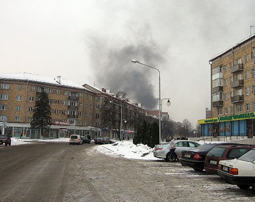 В Пинске сгорел припаркованный на проезжей части минивен