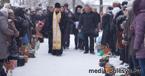 Лунинчане продолжили традицию массовых крещенских купаний (видео, обновлено)