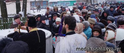 Лунинчане продолжили традицию массовых крещенских купаний (видео, обновлено)