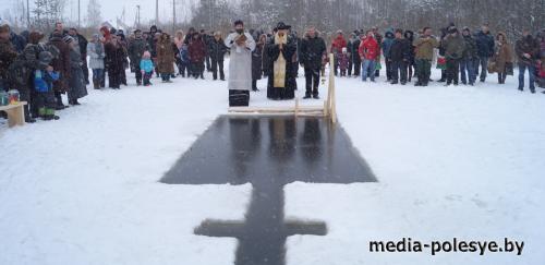 Лунинчане продолжили традицию массовых крещенских купаний (видео, обновлено)