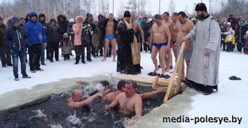 Лунинчане продолжили традицию массовых крещенских купаний (видео, обновлено)