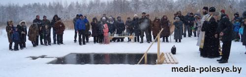 Лунинчане продолжили традицию массовых крещенских купаний (видео, обновлено)