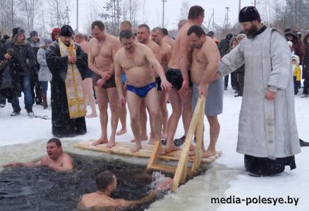 Лунинчане продолжили традицию массовых крещенских купаний (видео, обновлено)
