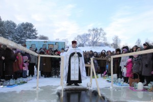И стар, и млад –в прорубь норовят И стар, и млад –в прорубь норовят