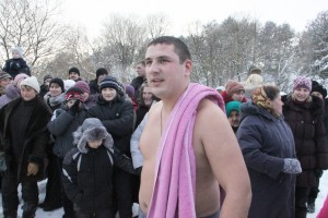 И стар, и млад –в прорубь норовят И стар, и млад –в прорубь норовят