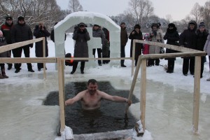 И стар, и млад –в прорубь норовят И стар, и млад –в прорубь норовят