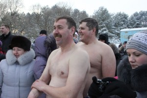 И стар, и млад –в прорубь норовят И стар, и млад –в прорубь норовят