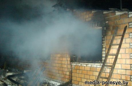 82-летнюю пенсионерку из горящего дома в Лобче спас сельский водитель