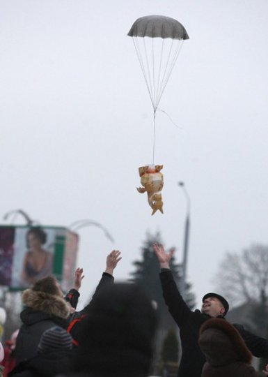 В Гродно запустили в небо символ 2013 года
