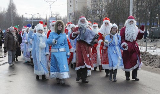 Дедов Морозов много не бывает