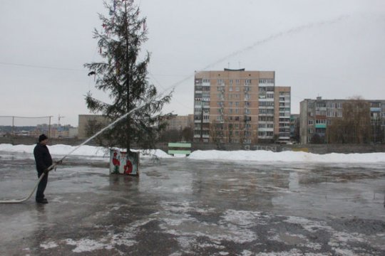 В Слониме начали заливать катки