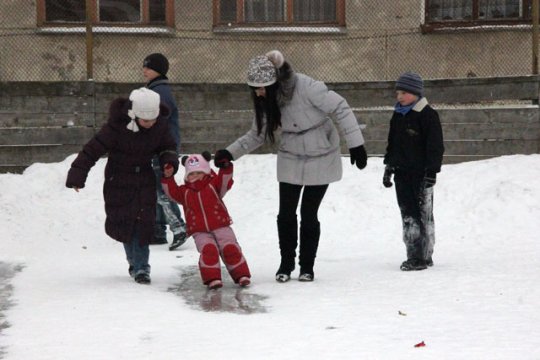 На катке шумно и весело с утра до вечера