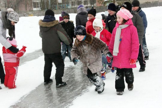 На катке шумно и весело с утра до вечера