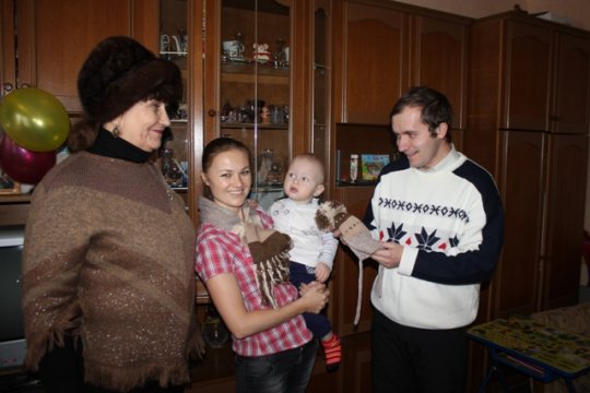 Теплые шапочки от «Вязаньки» получили дети одиноких мам.