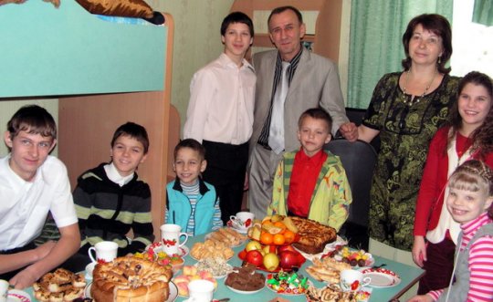 Мозырская семья, воспитывающая троих усыновленных детей, приняла еще пятерых (фото)