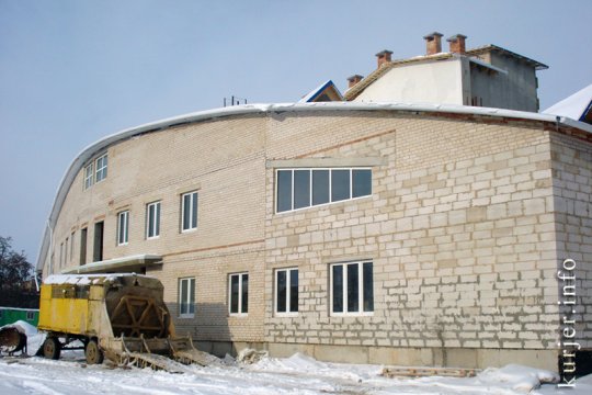 Строительство здания на стадионе запланировано завершить в июне