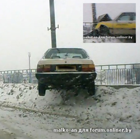 Такси в Молодечно врезалось в столб. Автомобиль «повис» на снежном валу. - Новости города Молодечно