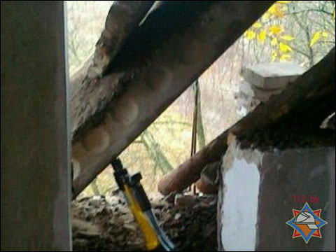 Фотофакт: в Червене мужчине, разбиравшему нежилое здание на кирпичи, придавило ногу