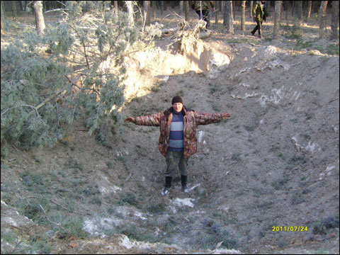 Фотофакт: в Калинковичском районе обезвредили очень крупную бомбу