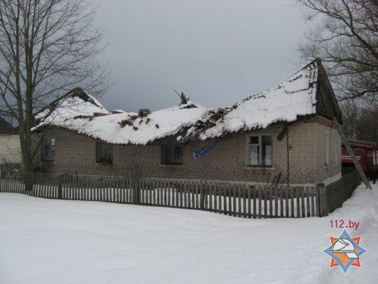 В Петриковском районе обвалилась крыша почты и медпункта (фото)