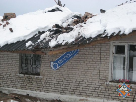 В Петриковском районе обвалилась крыша почты и медпункта (фото)