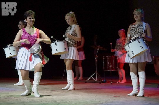 Чиновники танцевали gangnam style и пускали пузыри со сцены (фото)