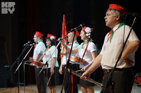 Чиновники танцевали gangnam style и пускали пузыри со сцены (фото)