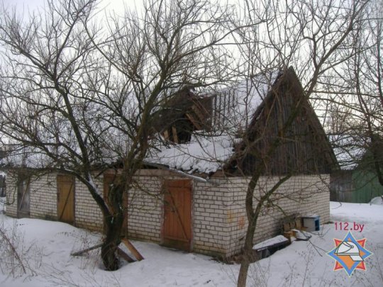 В Хойниках под тяжестью снега обрушилась крыша сарая (фото)