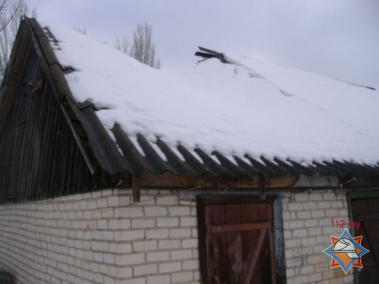 В Хойниках под тяжестью снега обрушилась крыша сарая (фото)