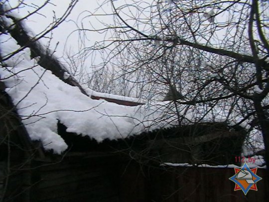 Фотофакт: в Хойниках под тяжестью снега обрушилась кровля сарая