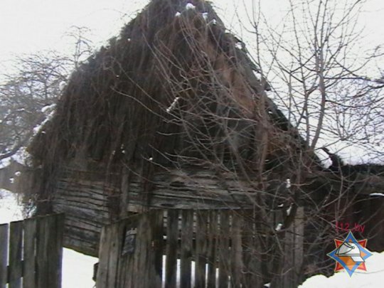 Фотофакт: в Хойниках под тяжестью снега обрушилась кровля сарая