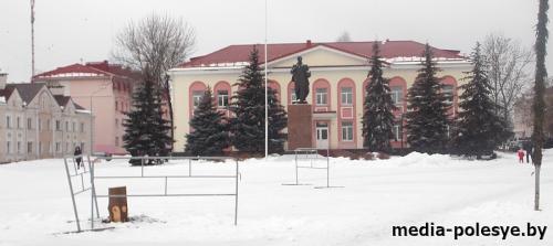 Центральная площадь Лунинца: ёлку убрали – пенёк остался Центральная площадь Лунинца: ёлку убрали – пенёк остался