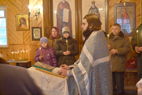 У вёсцы Дзеркаўшчына на Грамніцы праваслаўныя вернікі асвяцілі свечкі