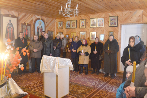 У вёсцы Дзеркаўшчына на Грамніцы праваслаўныя вернікі асвяцілі свечкі