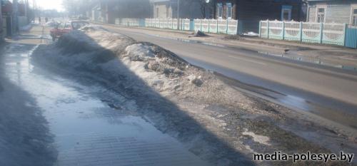 Столинские дорожники убирают песок после зимы