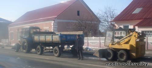 Столинские дорожники убирают песок после зимы