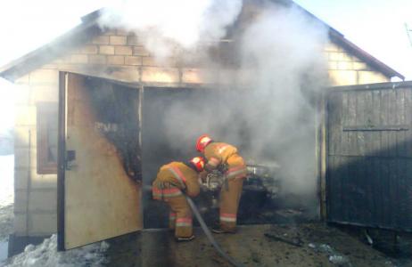 В Лунинце сгорел гараж и машина в нём