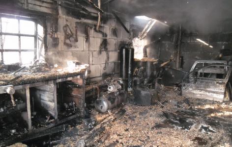 В Лунинце сгорел гараж и машина в нём