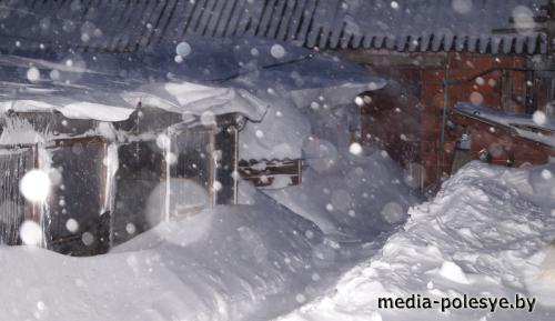 Cнежный шторм бушует на Полесье (обновлено)