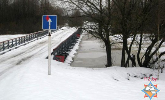 В Петриковском районе подтопило автомобильную дорогу (фото)