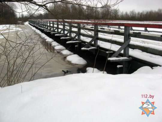 В Петриковском районе подтопило автомобильную дорогу (фото)