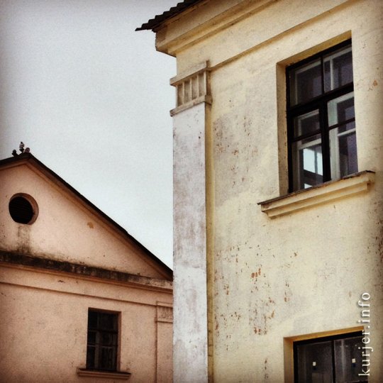 Фотоокна. Мобильником. Про бывший госпиталь