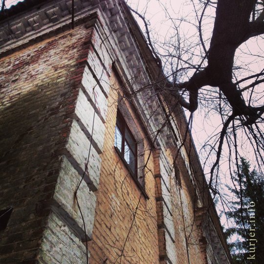 Фотоокна. Мобильником. Про бывший госпиталь